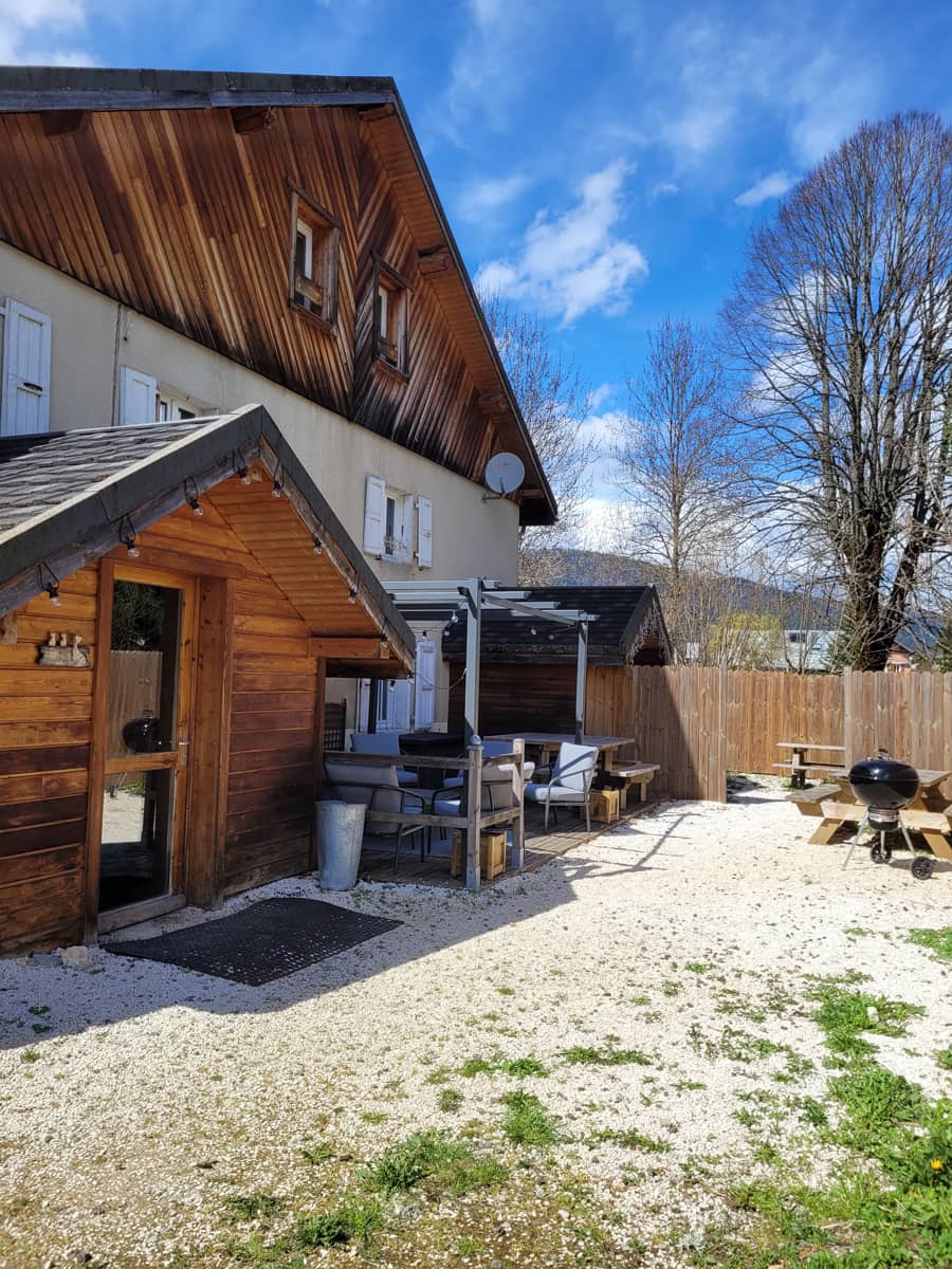 Extérieur du gîte La Bohème, dans le Vercors