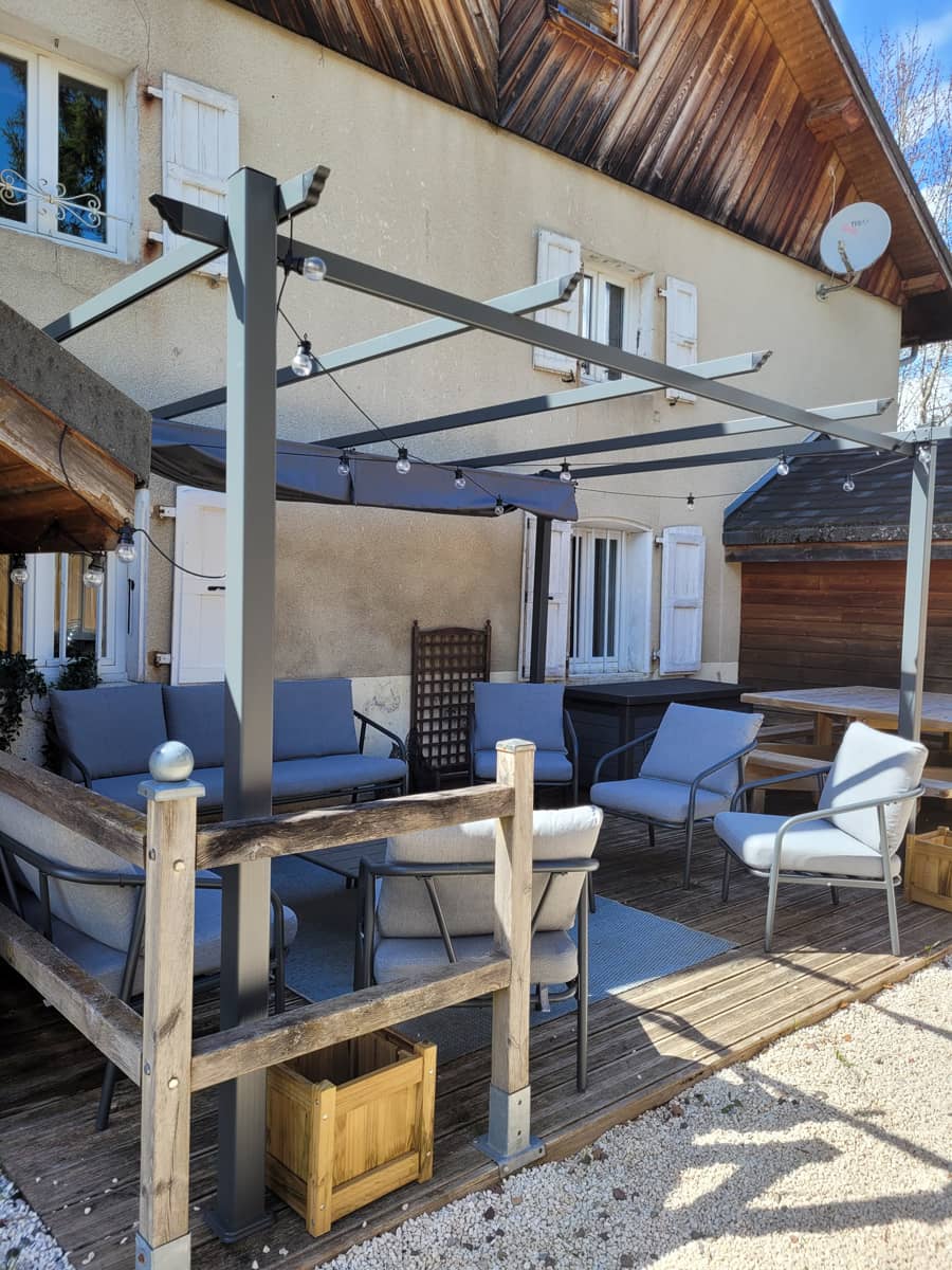 Salon de jardin du gîte La Bohème, dans le Vercors